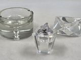 un récipient en verre muni d'un couvercle argenté, à côté d'un récipient en verre muni d'un couvercle argenté