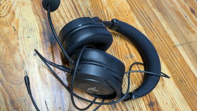 un casque posé sur un parquet
