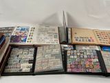 un grand nombre de livres posés sur une table