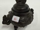 un petit pot noir orné d'un oiseau