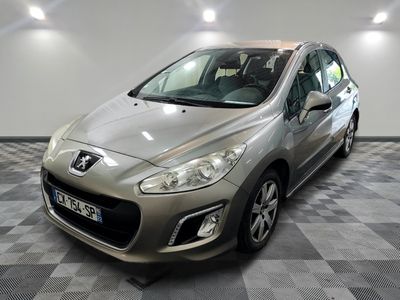 la voiture argentée est garée dans le garage sur le sol en damier