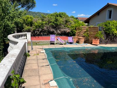 une petite piscine au milieu du jardin