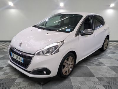 la petite voiture blanche est garée dans la pièce au sol en damier