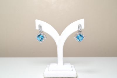 Une paire de boucles d'oreilles en argent sertie de 2 topaze…