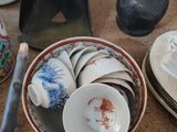 beaucoup de plats qui traînent sur la table