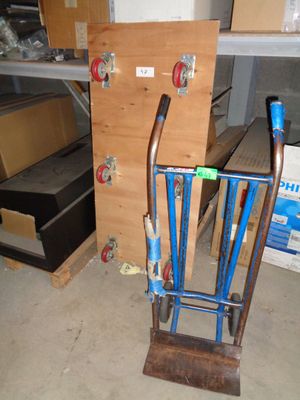 une chaise en bois et un porte-objets en métal dans une pièce