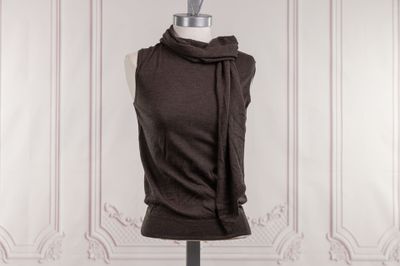 an image of a mannequin with a scarf on it