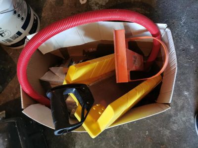 un sac contenant divers objets, posé par terre