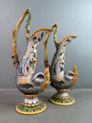deux vases décorés d'oiseaux