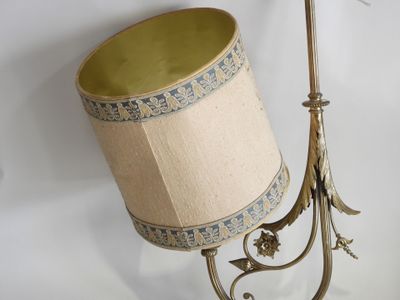 une lampe posée sur un pied et munie d'un abat-jour
