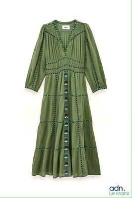 une photo d'une robe verte sur un cintre