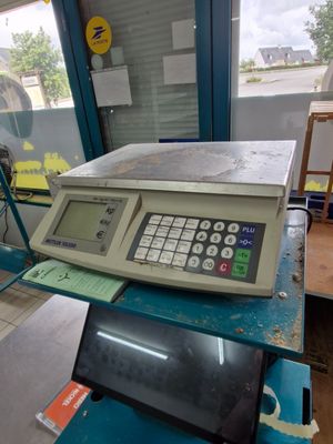 an image of a scale sitting on top of a table