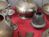 une nappe rouge sur laquelle sont disposés plusieurs objets en argent