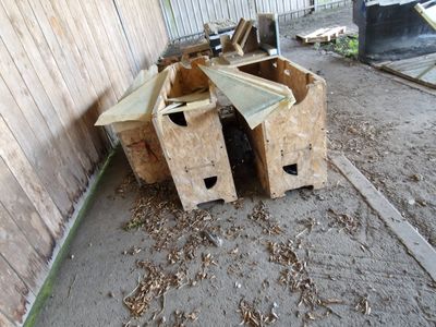 deux boîtes posées par terre l'une à côté de l'autre