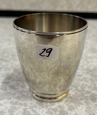 une coupe en argent portant un numéro, posée sur une table
