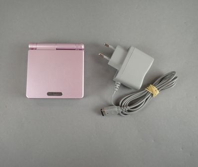 une assiette de présentation rose et une assiette de présentation posées sur une table