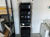 une photo d'une pièce avec un bureau d'ordinateur et des étagères