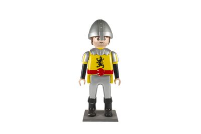 un gros plan sur une figurine représentant un chevalier armé d'une épée