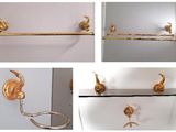 quatre photos différentes d'accessoires de salle de bains dorés sur un mur blanc