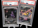 Deux cartes à collectionner Pokémon sont présentées dans des pochettes en plastique sur un fond noir.
