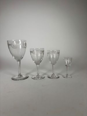 quatre verres à vin posés les uns à côté des autres sur une table