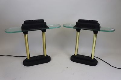 paire de lampes de table noires et dorées avec un abat-jour en verre transparent