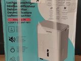 emballage d'une boîte destinée à un humidificateur posé sur une table en bois
