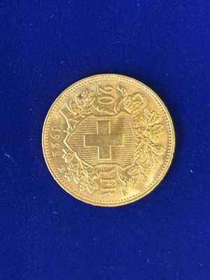 une image représentant une pièce d'or posée sur une surface bleue