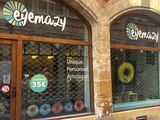 une devanture de magasin avec une enseigne indiquant « egennacy »