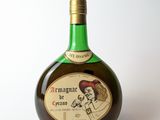 une bouteille d'alcool posée sur une table