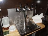 un évier sur lequel sont empilées des assiettes et des tasses