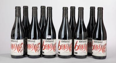 six bouteilles de vin rouge sont alignées