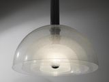 une photo d'une suspension en verre transparent suspendue au plafond