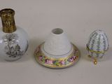 trois vases et un œuf posés sur une table