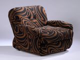 une chaise à imprimé zébré marron et noir sur fond blanc