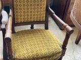 une chaise qui se trouve dans une pièce, près d'une fenêtre