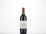une bouteille de vin rouge posée sur une table