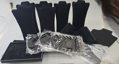 a bunch of knives that are sitting on a table