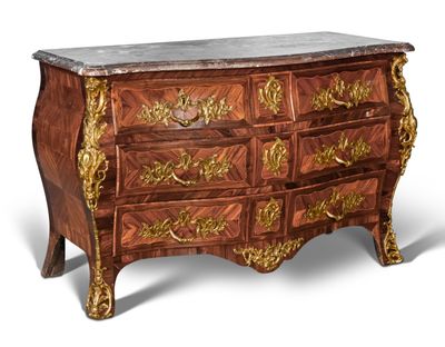 une commode avec un plateau en marbre sur fond blanc