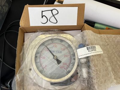 une boîte contenant une horloge, posée sur une table