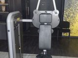 a machine that is sitting on the floor in the room