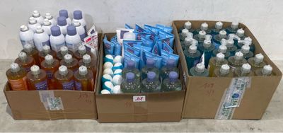 des bouteilles d'eau et des brosses à dents rangées dans des boîtes sur un comptoir