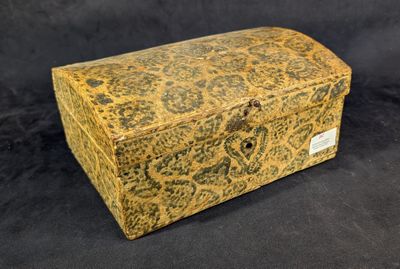 une vieille boîte en bois posée sur une surface noire