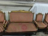 quatre chaises et une table dans une pièce aux murs blancs