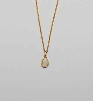 un collier en or avec un pendentif en pierre blanche, monté sur une chaîne en or