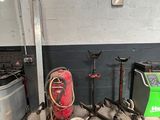 un seau de peinture et un seau d'outils dans un garage