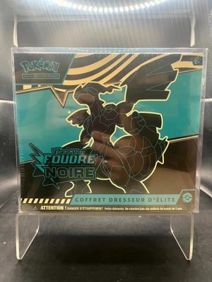La carte à collectionner Pokémon est présentée sur un présentoir.