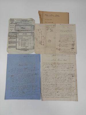 plusieurs vieux papiers sont posés sur une table