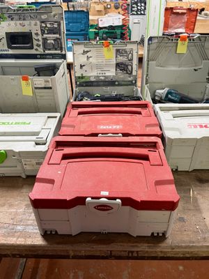 de nombreuses boîtes posées sur une table dans un magasin
