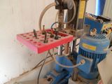 une machine posée sur une table dans une pièce